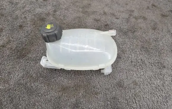 Renault Captur II Coolant expansion tank/reservoir 217102572R
