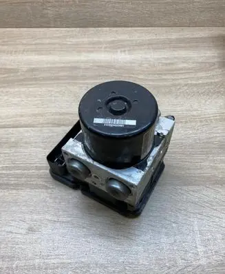 Volvo V70 ABS Pump 30681619 P30681619