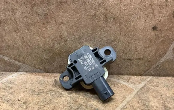 Mercedes-Benz GL X166 Airbag deployment crash/impact sensor A1668210351
