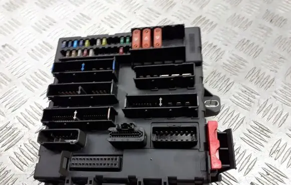 Opel Vectra C Fuse box cover 13170890