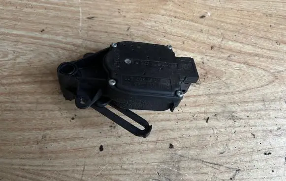 Volkswagen New Beetle Air flap motor/actuator 1J0907511