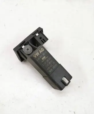 Volkswagen Golf V Glow plug pre-heat relay 03G907282A 2203850 0522120505