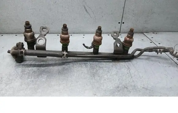 Mazda 323 F Fuel injector supply line/pipe 