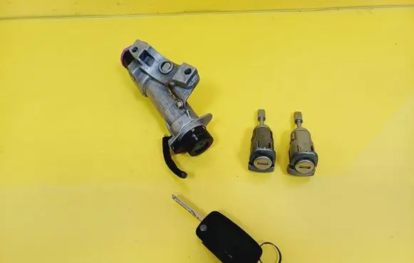 Volkswagen Golf IV Ignition lock 4B0905851C
