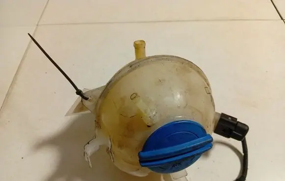 Audi A3 S3 8P Coolant expansion tank/reservoir 