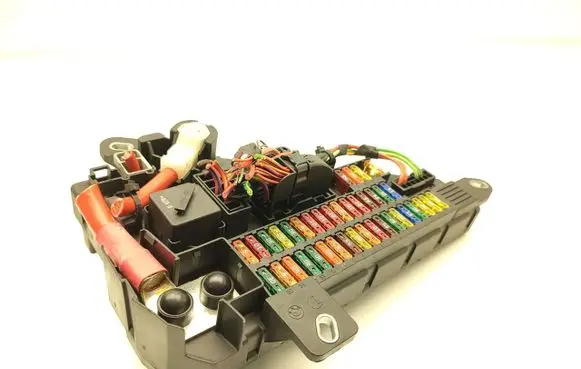 BMW 5 E60 E61 Fuse module 6906618