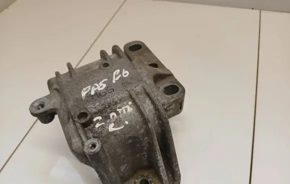 Volkswagen PASSAT B6 Engine mount bracket 1K0199262
