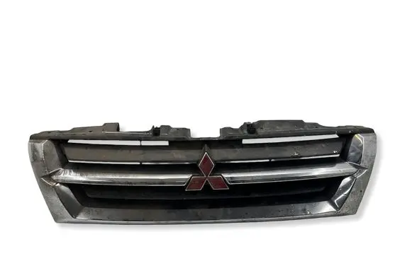 Mitsubishi Pajero Front bumper upper radiator grill MR387981 MR387982