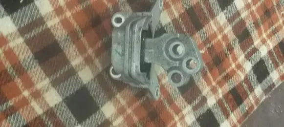 Engine mount vacuum valve