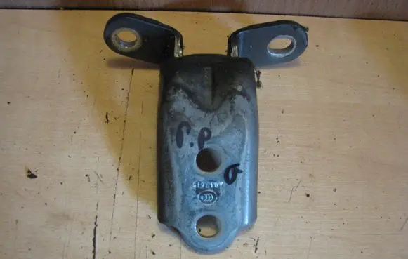 Hyundai i30 Front door upper hinge A046057