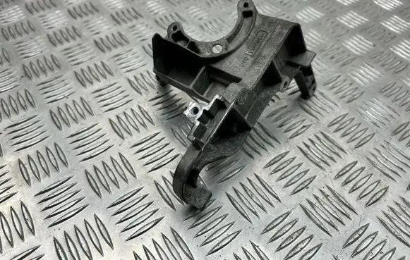 Engine mounting bracket