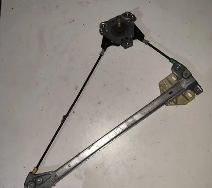 Rear door manual window regulator