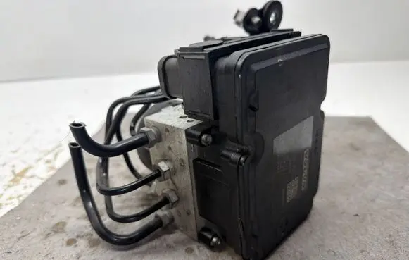 Volvo XC70 ABS Pump 31329139