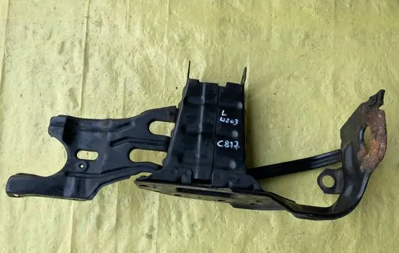 Mercedes-Benz C W203 Front bumper mounting bracket