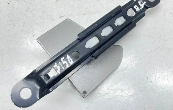 Toyota Land Cruiser (J150) Seat belt adjustment rail E563003