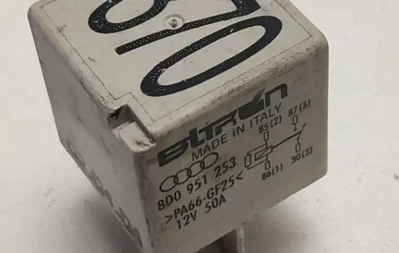 Volkswagen PASSAT B5 Other relay 8D0951253