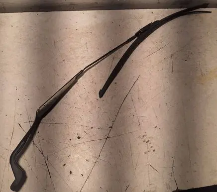 Front wiper blade arm