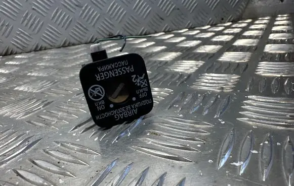 Passenger airbag on/off switch