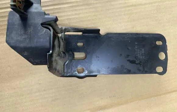 BMW X1 E84 Radiator mount bracket 7117811