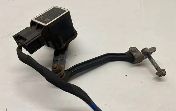 Mercedes-Benz ML W164 Air suspension front height level sensor A0105427717 23610