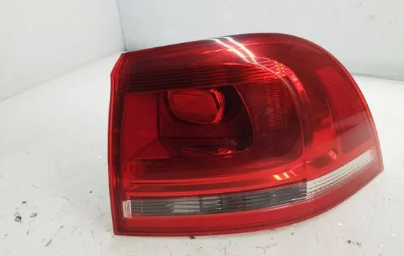 Volkswagen Touareg II Rear/tail lights 7P6945096B 89090227