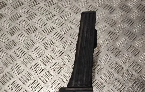Accelerator throttle pedal