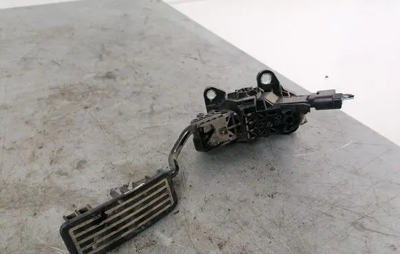Honda CR-V Accelerator throttle pedal 2700000400 01R08A00036