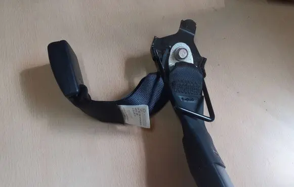 Mazda CX-7 Rear seatbelt buckle G2285