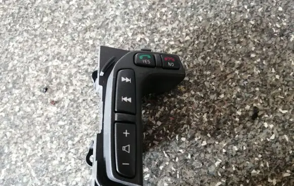 Volvo V70 Steering wheel buttons/switches 8691658