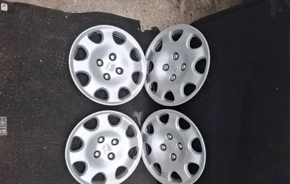 Peugeot 306 R14 wheel hub/cap/trim 9631447377