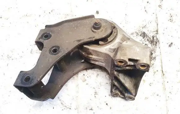 Lexus RX 300 Engine mount bracket