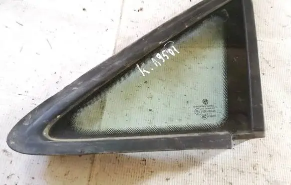Volkswagen Touran I Front triangle window/glass as2