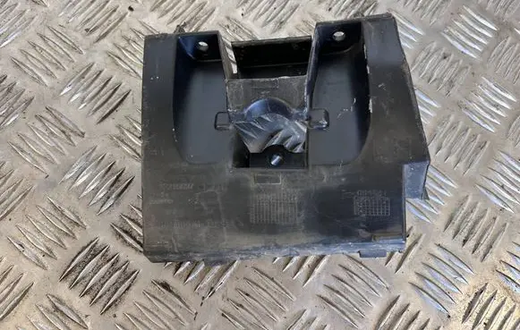 Volvo XC60 Fender mounting bracket 32216697