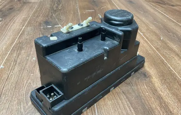 Mercedes-Benz E W210 Central locking vacuum pump 2108000448