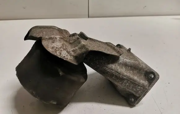 Mercedes-Benz CLK A209 C209 Engine mount bracket