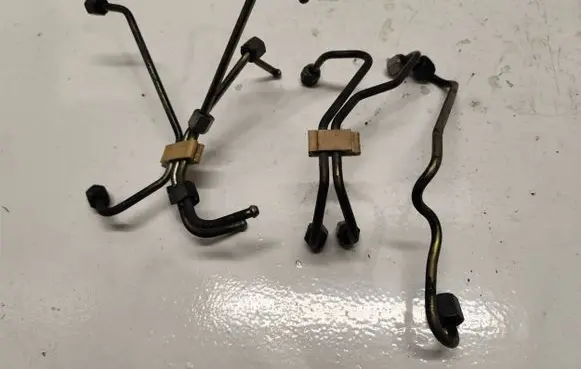 Volvo XC90 Fuel injector supply line/pipe 