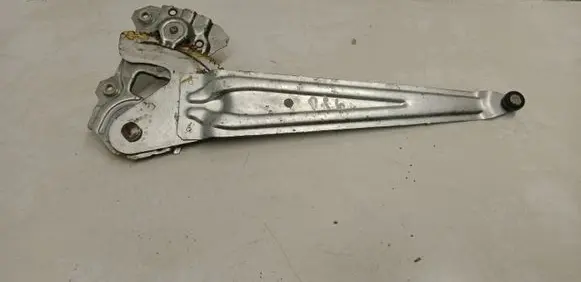 Rear door manual window regulator