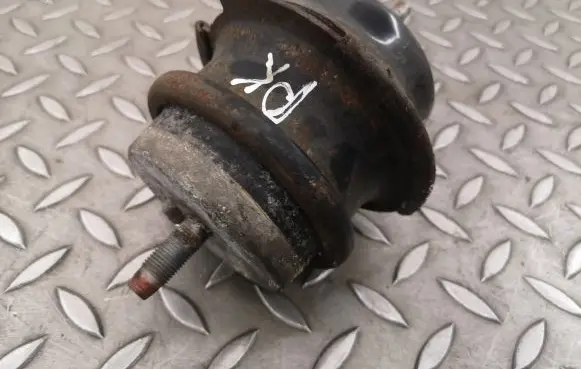 Infiniti Q50 Engine mount bracket