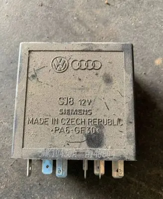 Volkswagen PASSAT B5 Window wiper relay 