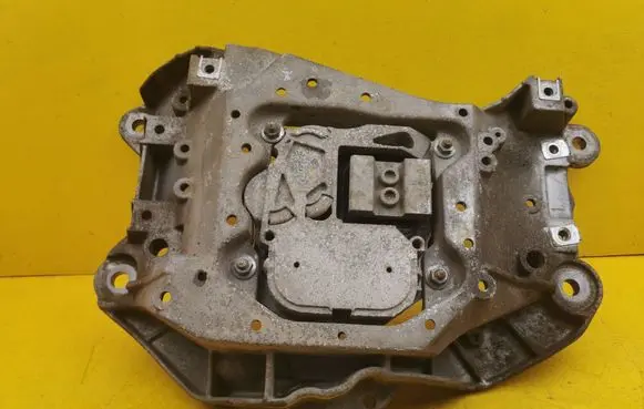Gearbox mounting bracket