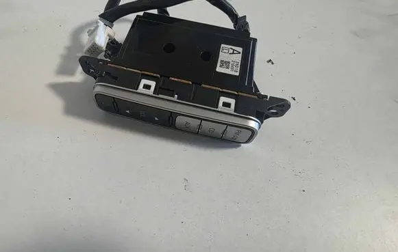 Nissan Leaf I (ZE0) Steering wheel buttons/switches 3ND1B210491