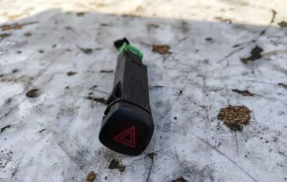Volvo V40 Hazard light switch 
