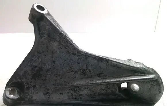 Engine mounting bracket