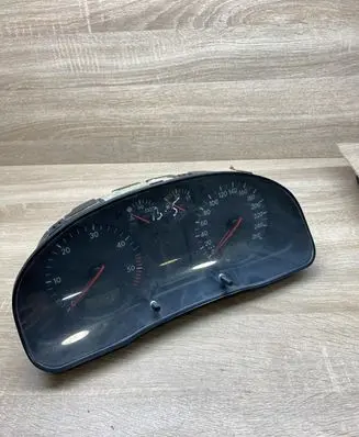 Volkswagen PASSAT B5 Speedometer (instrument cluster) 3B1919880G