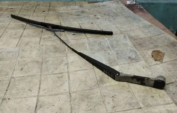 Mitsubishi Colt Windshield/front glass wiper blade 6832