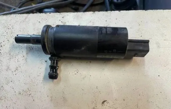 BMW 3 E92 E93 Headlight washer pump 6973097 577863