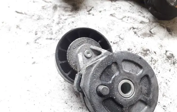 Peugeot 807 Generator/alternator belt tensioner