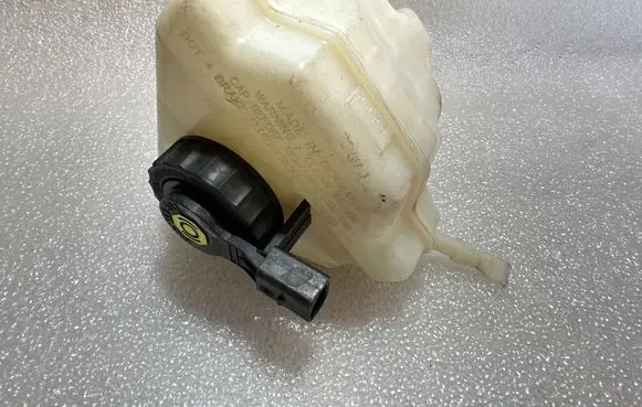 Audi Q7 4L Master brake cylinder 7L8611349