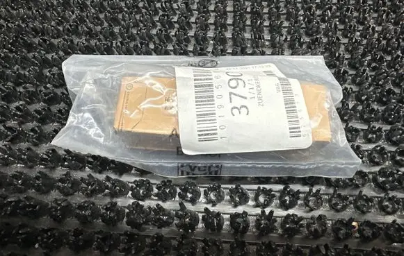 Volkswagen Touran I Glow plug 101905601F