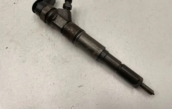 BMW 5 E60 E61 Fuel injector 0445110212
